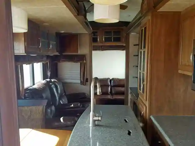 4TDF36129F4700912 2015 KEYSTONE MONTANA-5