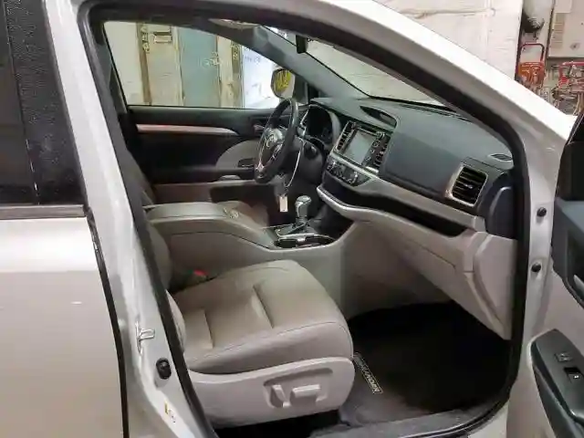 5TDJZRFH1HS517022 2017 TOYOTA HIGHLANDER SE-4