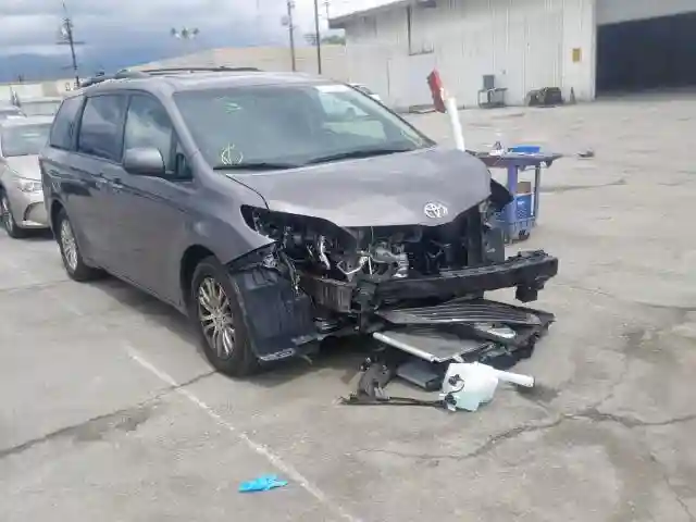 5TDYZ3DC7HS807123 2017 TOYOTA SIENNA XLE-0