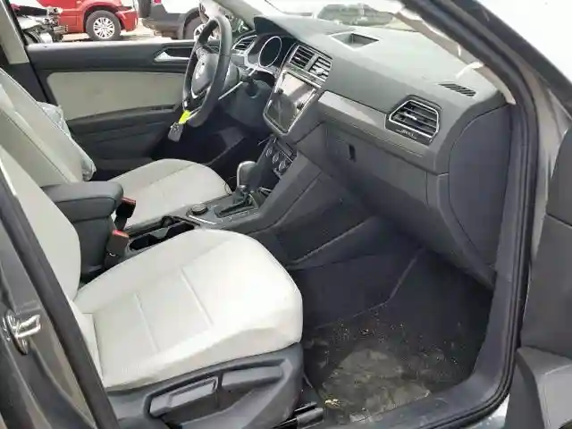 3VV2B7AXXKM052826 2019 VOLKSWAGEN TIGUAN SE-4
