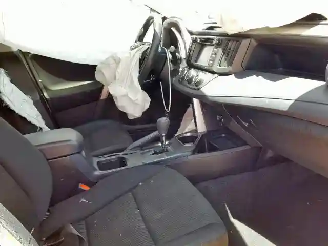 JTMZFREV0HJ128887 2017 TOYOTA RAV4 LE-4