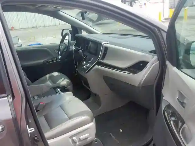 5TDYZ3DC7HS807123 2017 TOYOTA SIENNA XLE-4