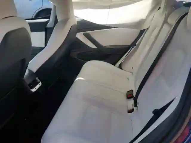 5YJ3E1EB1JF136042 2018 TESLA MODEL 3-5