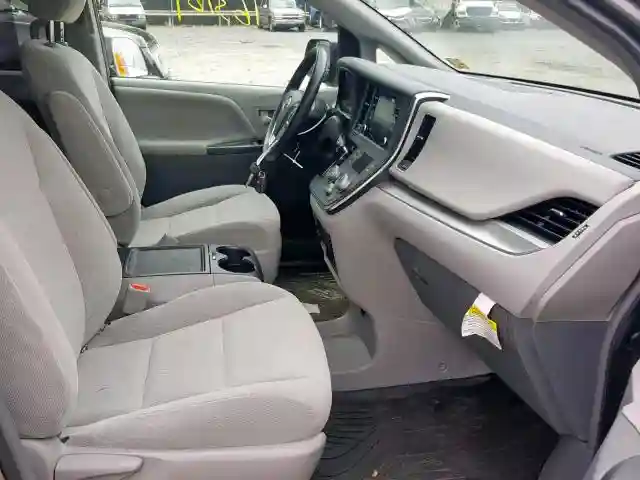 5TDKZ3DC4JS956827 2018 TOYOTA SIENNA LE-4
