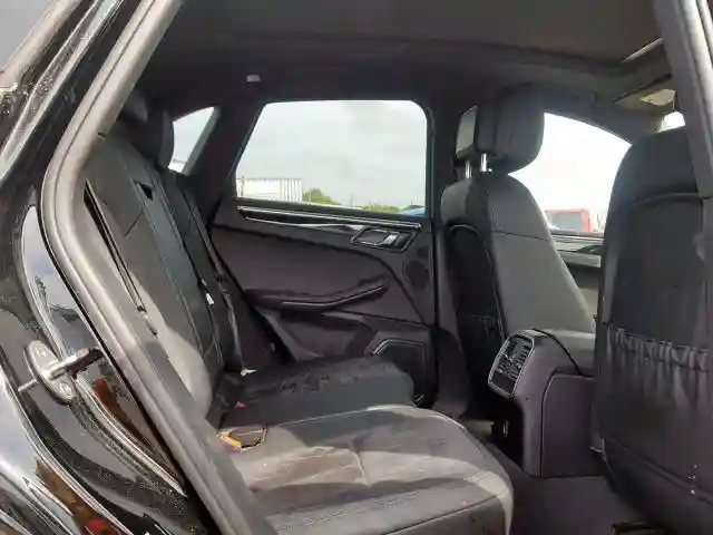 WP1AA2A59JLB14746 2018 PORSCHE MACAN-5