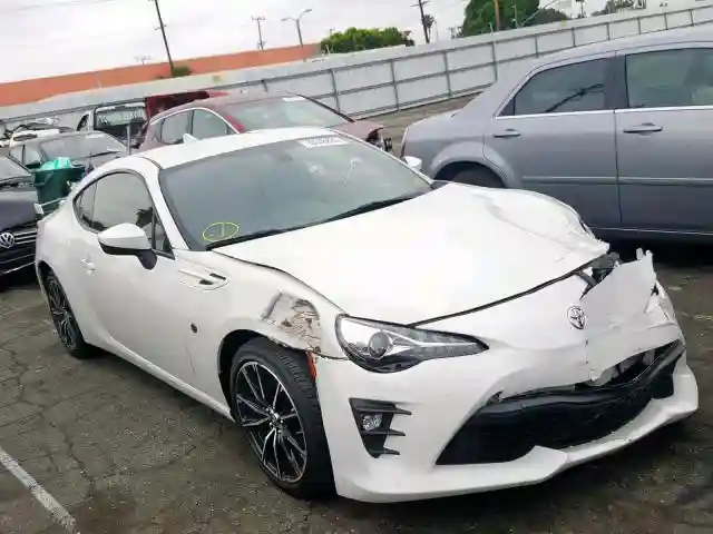 JF1ZNAE19J8700110 2018 TOYOTA 86 GT-0