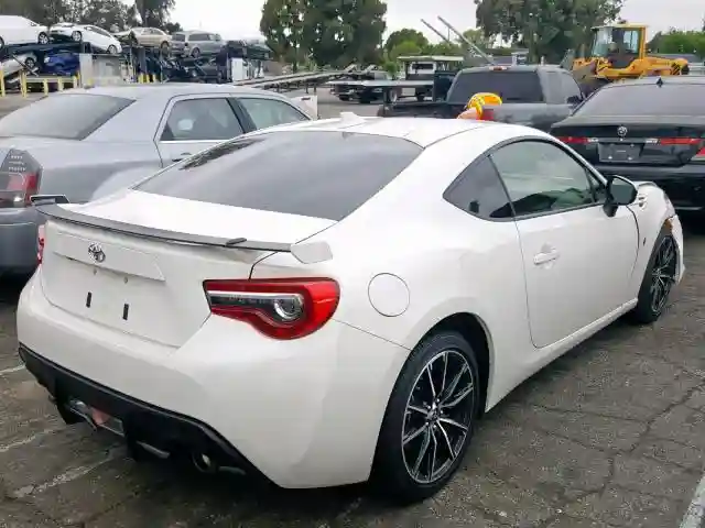 JF1ZNAE19J8700110 2018 TOYOTA 86 GT-3