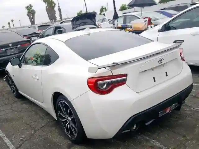 JF1ZNAE19J8700110 2018 TOYOTA 86 GT-2
