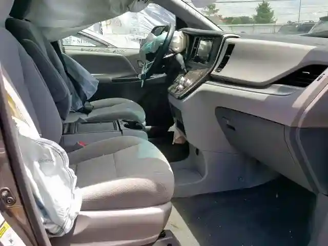 5TDJZ3DC1HS183174 2017 TOYOTA SIENNA LE-4