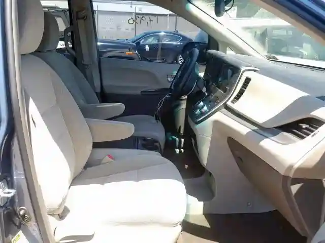 5TDKZ3DC9HS785325 2017 TOYOTA SIENNA LE-4