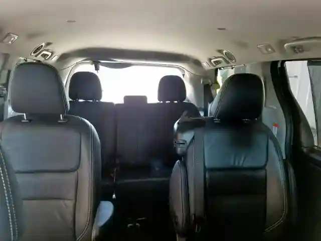 5TDXZ3DC0KS978587 2019 TOYOTA SIENNA SE-5