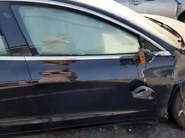 5YJ3E1EAXKF305161 2019 TESLA MODEL 3-4