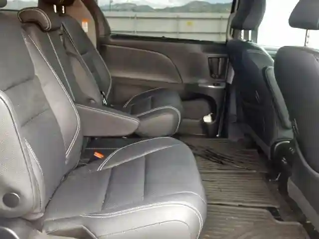 5TDXZ3DC5JS921316 2018 TOYOTA SIENNA SE-5