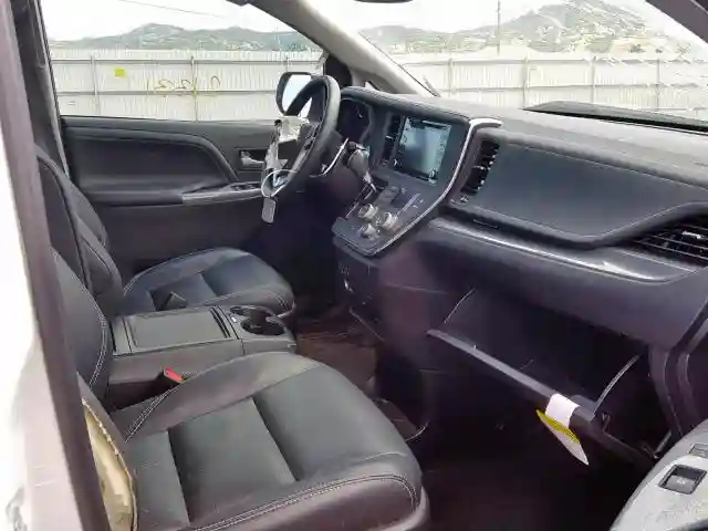 5TDXZ3DC5JS921316 2018 TOYOTA SIENNA SE-4