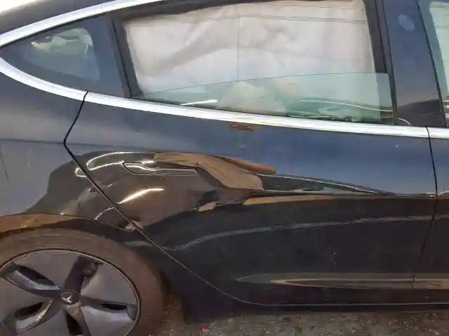 5YJ3E1EAXKF305161 2019 TESLA MODEL 3-5