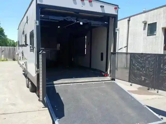 4X4TCTZ27HY208961 2017 WILDWOOD CHEROKEE M-5