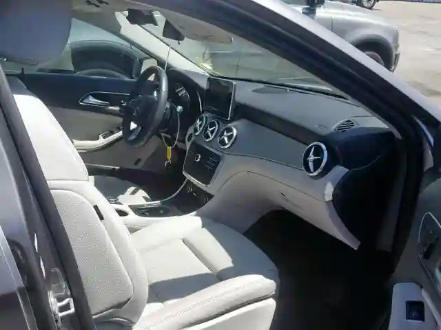 WDCTG4GB3HJ329895 2017 MERCEDES-BENZ GLA 250 4MATIC-4