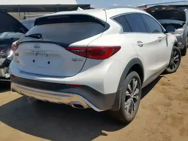 SJKCH5CRXJA056467 2018 INFINITI QX30 BASE-3