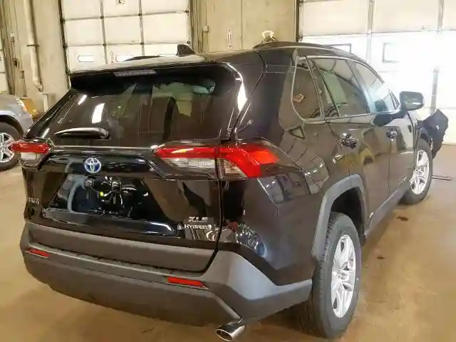 JTMRWRFV9KD010499 2019 TOYOTA RAV4 XLE-3