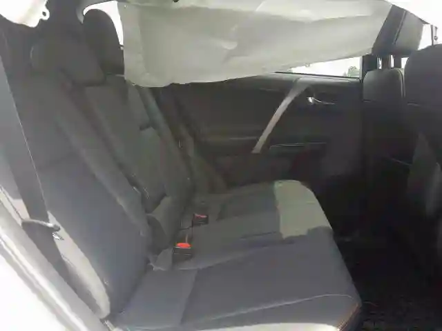 2T3JFREV3JW789091 2018 TOYOTA RAV4 SE-5