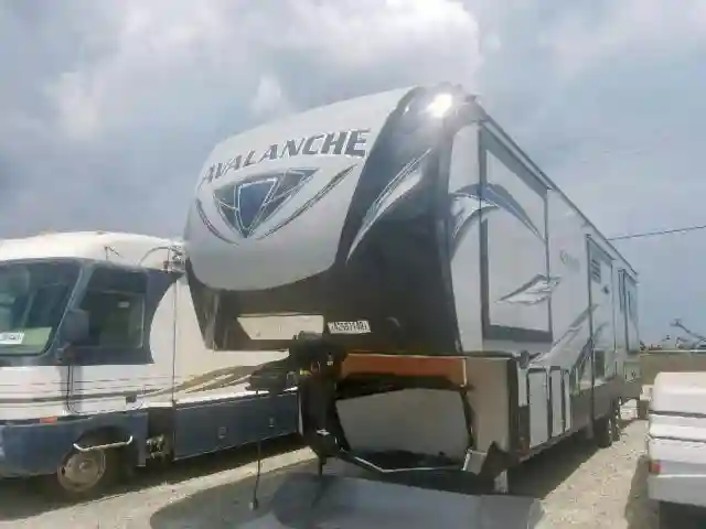 4YDF37526JE760715 2018 KEYSTONE AVALANCHE-1