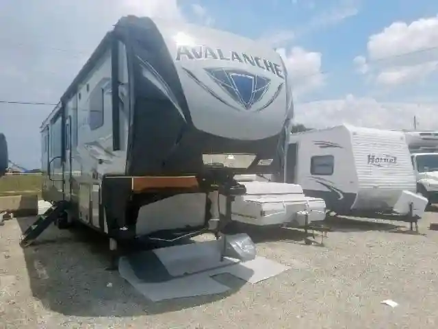 4YDF37526JE760715 2018 KEYSTONE AVALANCHE-0