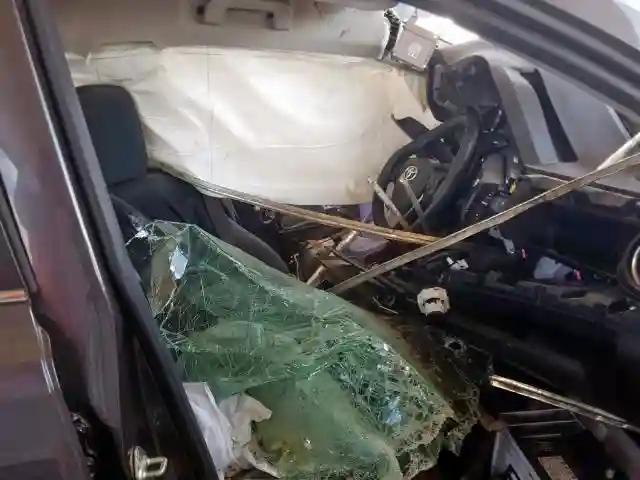 JTMZFREV7JJ170270 2018 TOYOTA RAV4 LE-4