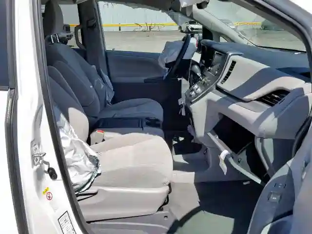 5TDKZ3DC6KS012075 2019 TOYOTA SIENNA LE-4