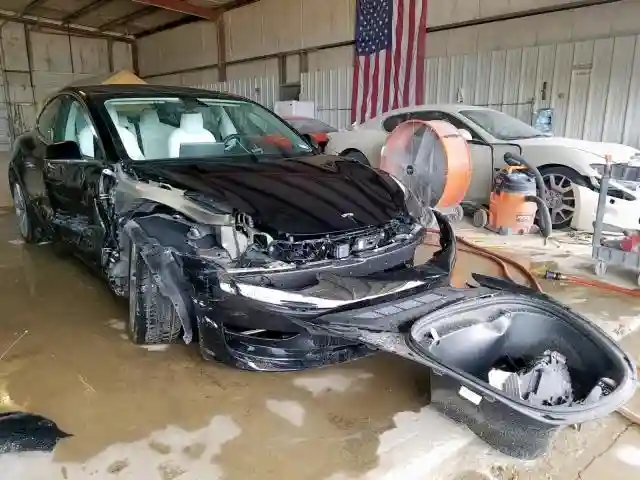 5YJ3E1EAXJF177857 2018 TESLA MODEL 3-0