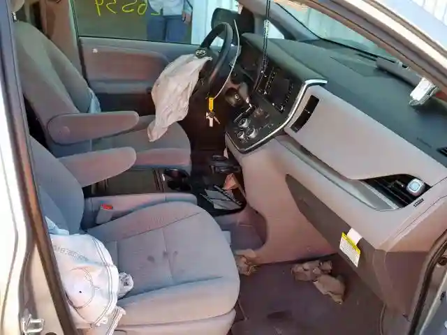 5TDKZ3DC6JS962712 2018 TOYOTA SIENNA LE-4