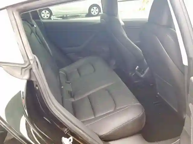 5YJ3E1EA1KF305758 2019 TESLA MODEL 3-5