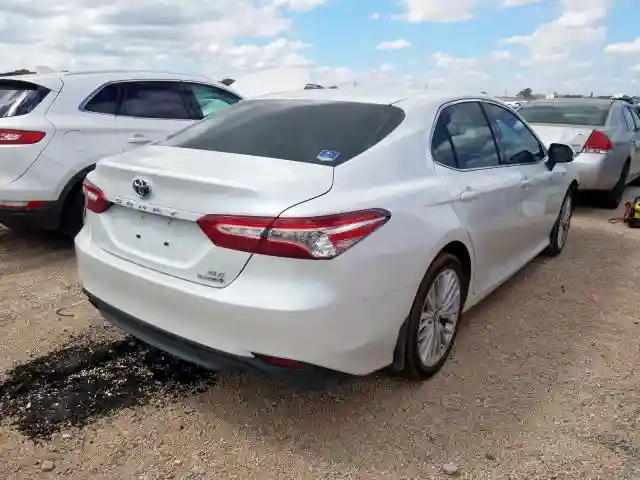 4T1B21HK8JU008917 2018 TOYOTA CAMRY HYBRID-3