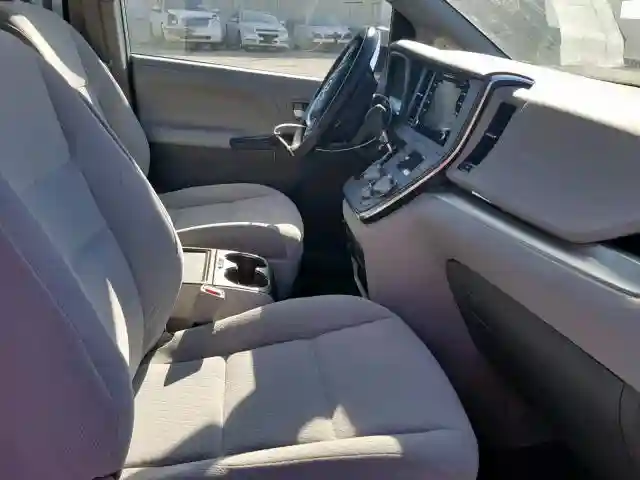 5TDKZ3DC2KS001042 2019 TOYOTA SIENNA LE-4