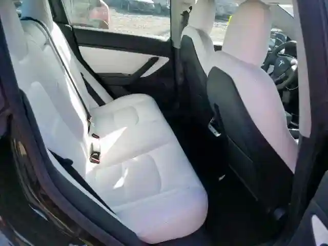 5YJ3E1EA8KF302467 2019 TESLA MODEL 3-5