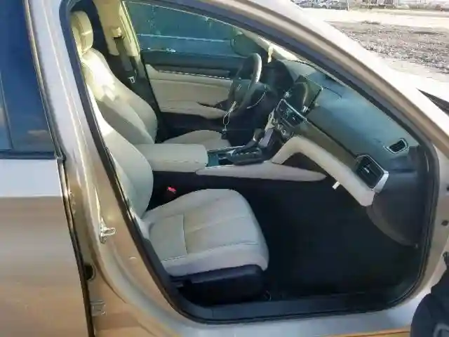 1HGCV1F43KA040263 2019 HONDA ACCORD EX-4