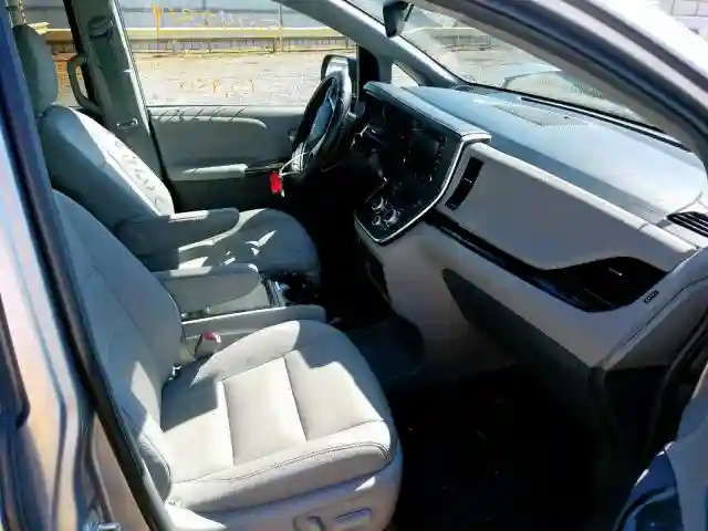 5TDYZ3DC8JS925445 2018 TOYOTA SIENNA XLE-4