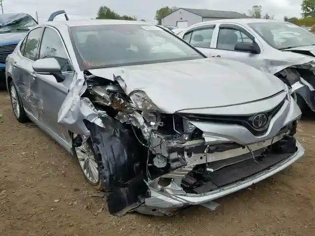 4T1B11HK3JU029404 2018 TOYOTA CAMRY L-0