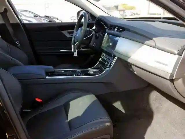 SAJBD4FX4KCY79014 2019 JAGUAR XF PREMIUM-4