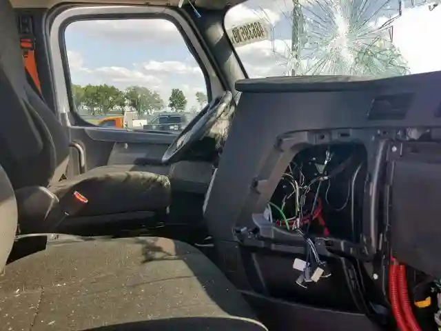 3AKJHLDRXKSKY3643 2019 FREIGHTLINER CASCADIA 126-4