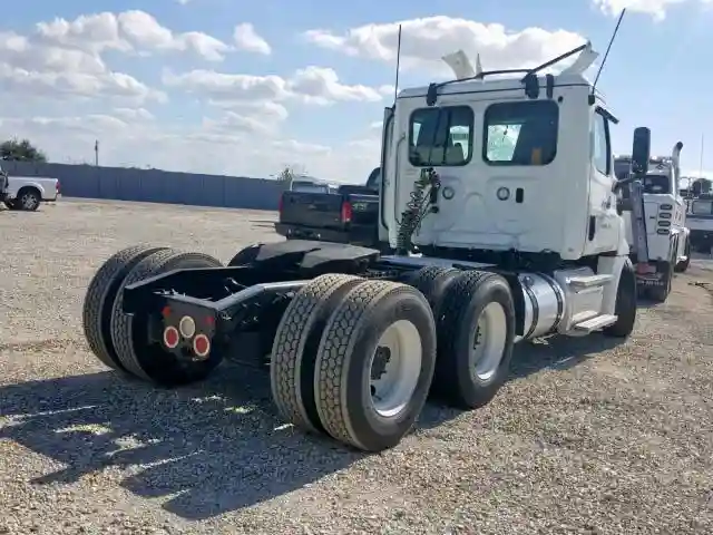 3AKJHLDRXKSKY3643 2019 FREIGHTLINER CASCADIA 126-3