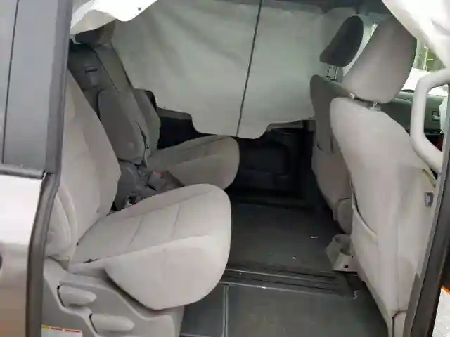 5TDKZ3DC6JS962452 2018 TOYOTA SIENNA LE-5
