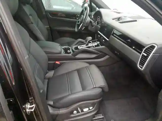 WP1AA2AY4KDA13748 2019 PORSCHE CAYENNE-4