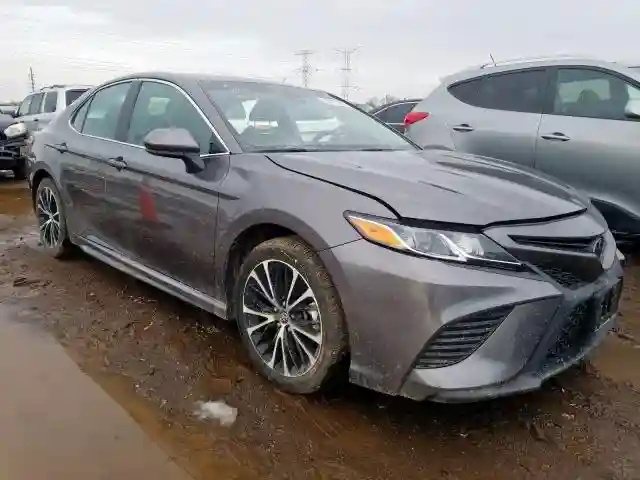 4T1B11HK8JU569198 2018 TOYOTA CAMRY L-0
