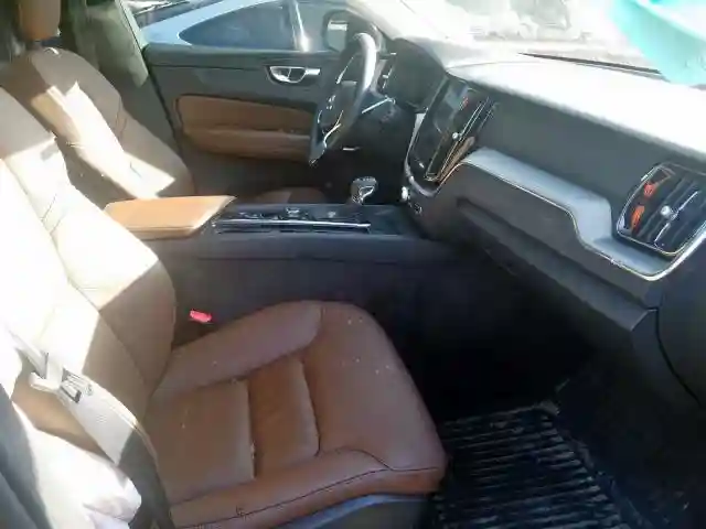 YV4102RK5J1021732 2018 VOLVO XC60 T5 MOMENTUM-4