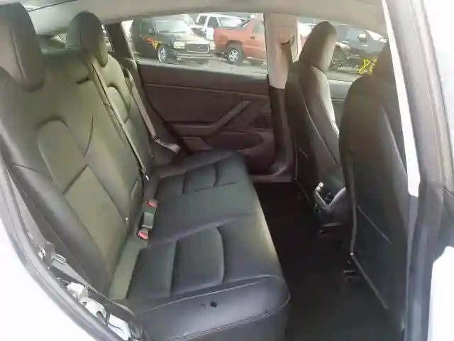 5YJ3E1EA8JF020473 2018 TESLA MODEL 3-5