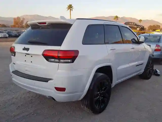 1C4RJFAG6KC667451 2019 JEEP GRAND CHEROKEE LAREDO-3