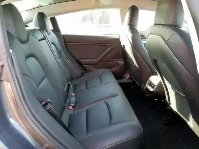 5YJ3E1EAXKF298860 2019 TESLA MODEL 3-5