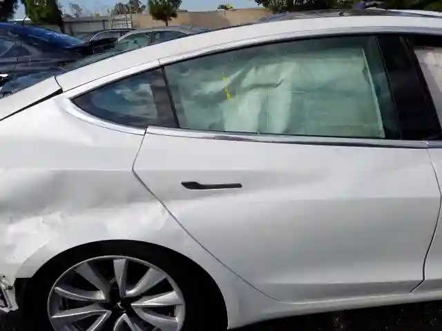 5YJ3E1EAXJF164753 2018 TESLA MODEL 3-5