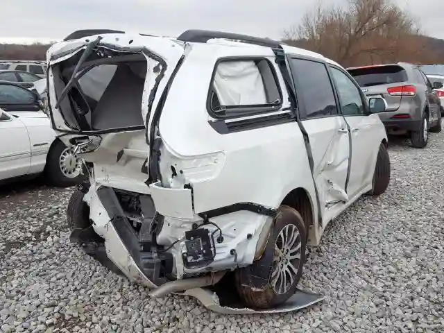 5TDYZ3DC1KS986184 2019 TOYOTA SIENNA XLE-3