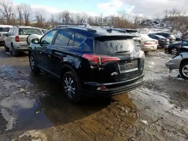 2T3BFREVXJW828621 2018 TOYOTA RAV4 LE-2